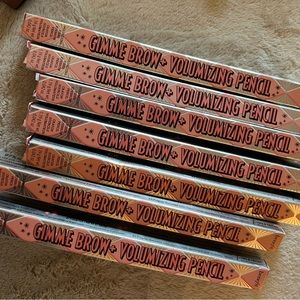 Gimme Brow+ Volumizing Pencil
Volumizing fiber eyebrow pencil